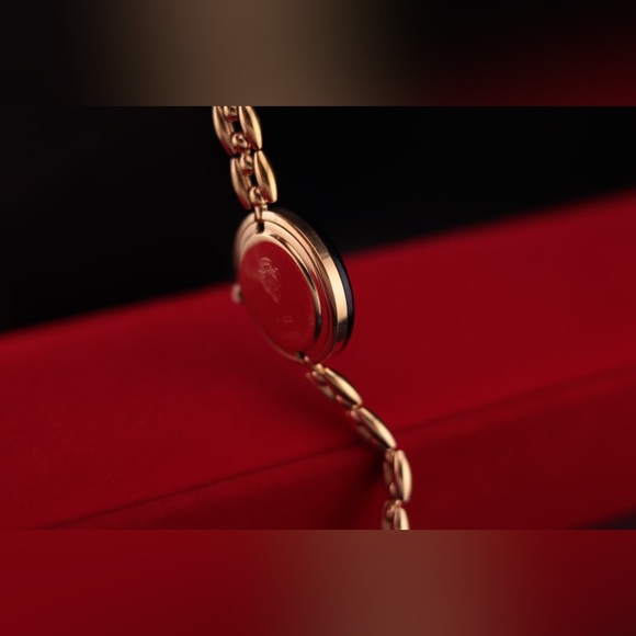 Vintage 1990s Gucci Interchangable Bezel 11/12.2 Women Watch
Rice Link Bracelet - Picture 11 of 16